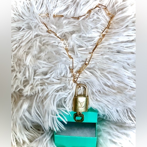 LV Lock & Key #317 Louis Vuitton Paris with 18” gold metal Paperclip chain - Picture 15 of 16